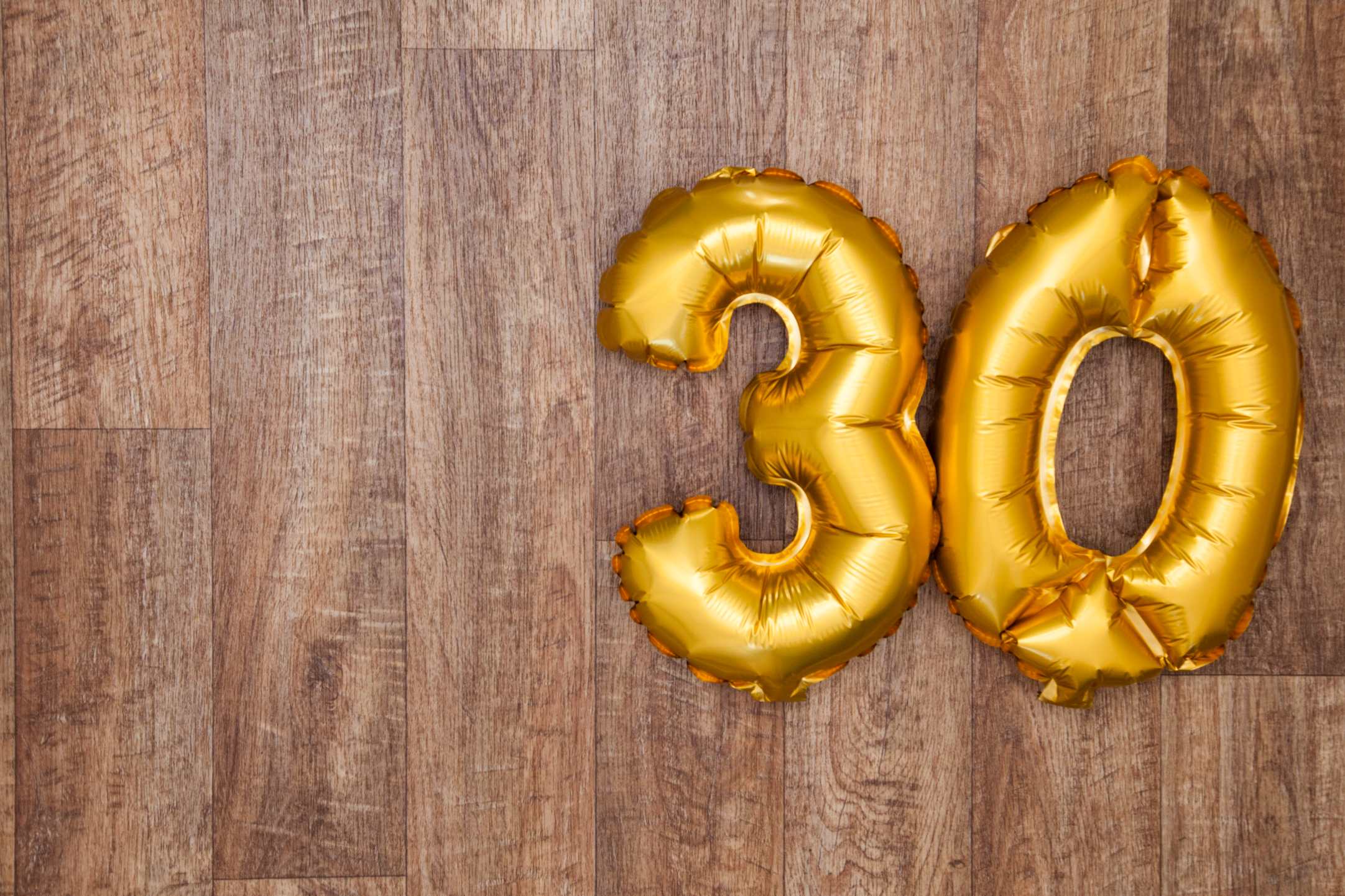 30 gold birthday/celebration balloon