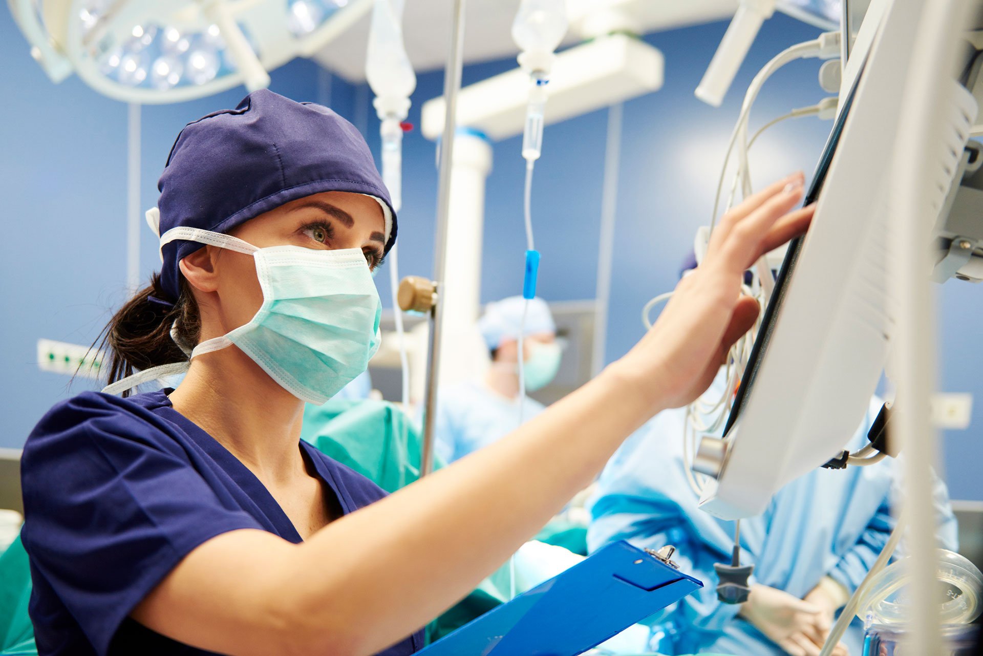 A nurse using a lot/loMT device in an operating room.