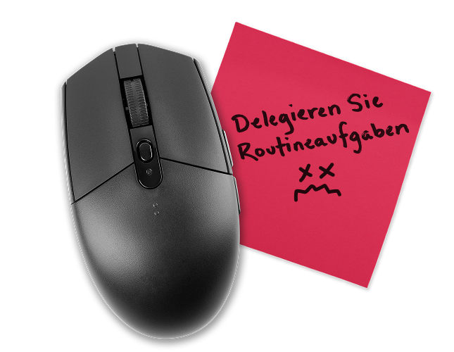 Computermaus mit einem angehefteten Notizzettel, auf dem steht: „Triviale Aufgaben auslagern“