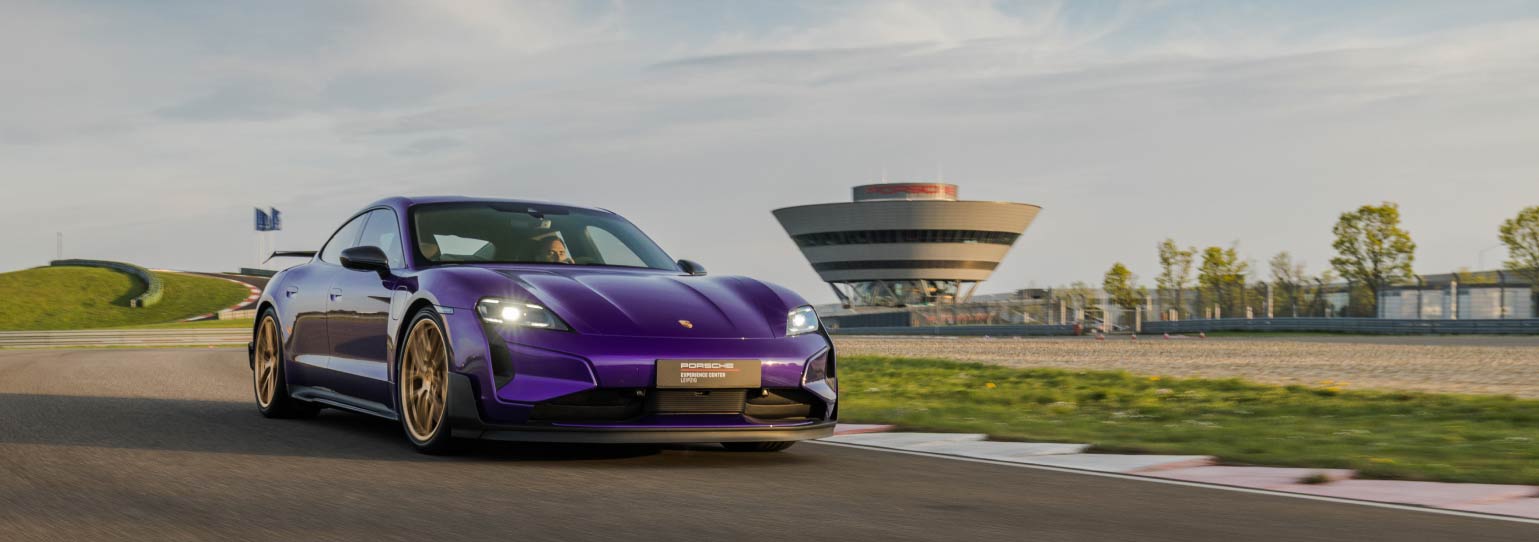 Bild eines Porsche auf einer Rennstrecke.