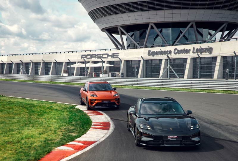 Bild von zwei Porsches auf einer Rennstrecke.