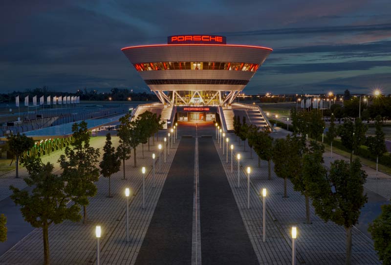 Bild eines Kontrollturms neben einer Rennstrecke.