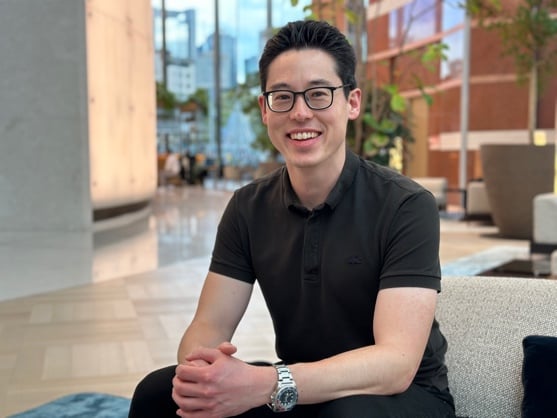 Une image contenant une personne, un visage humain, des vêtements, des lunettes. Le contenu généré par l'IA peut être bogué.