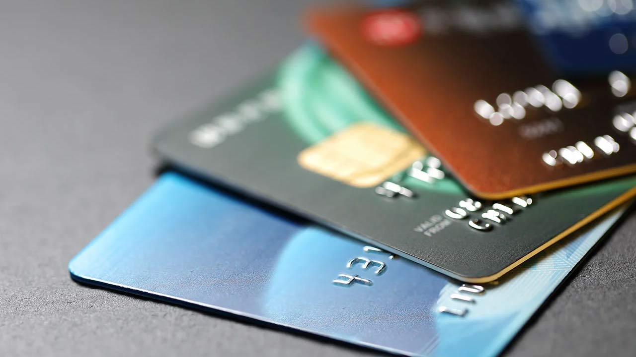 3 tarjetas de crédito apiladas unas sobre otras.