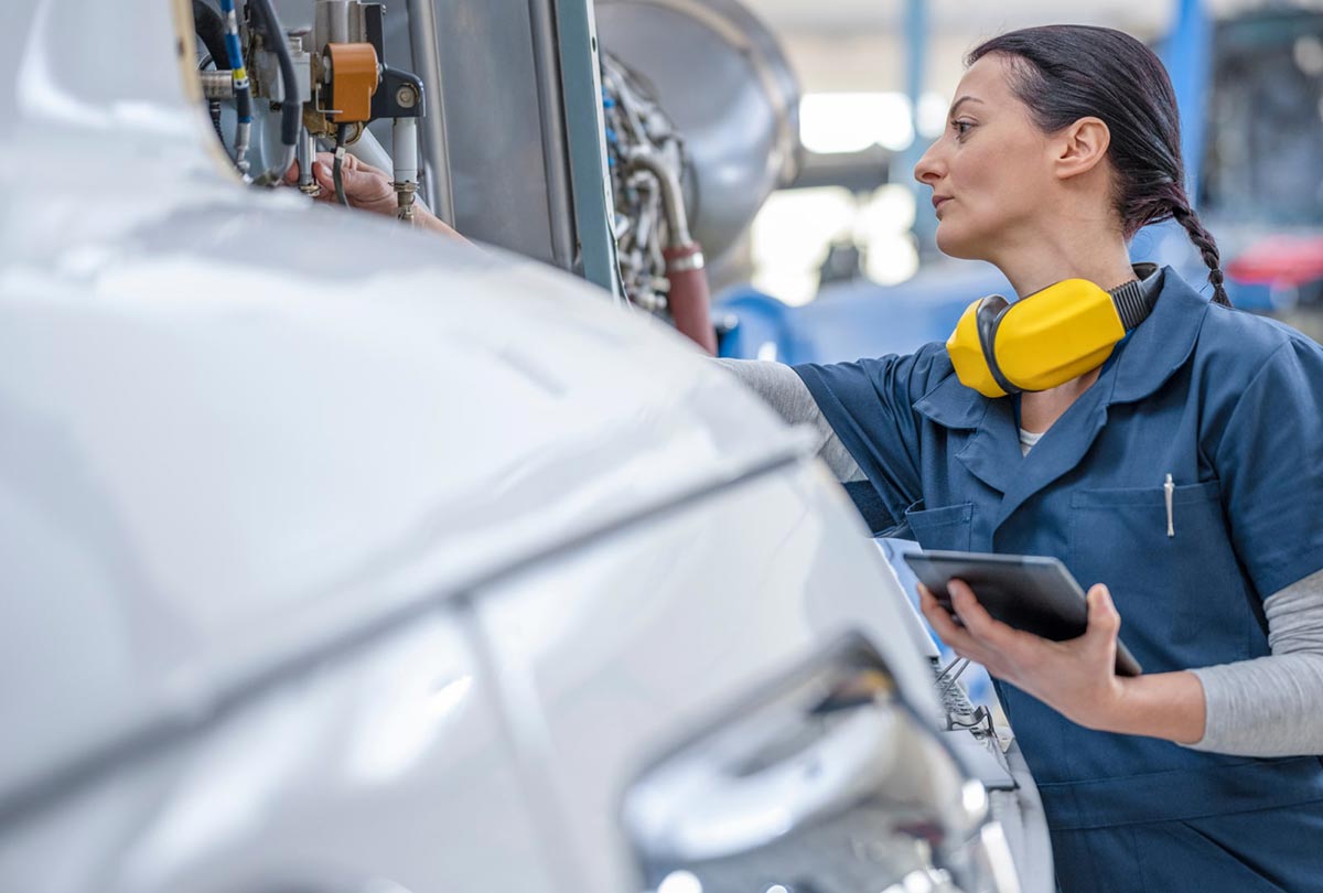 女工程师在涡轮发动机上工作的图片