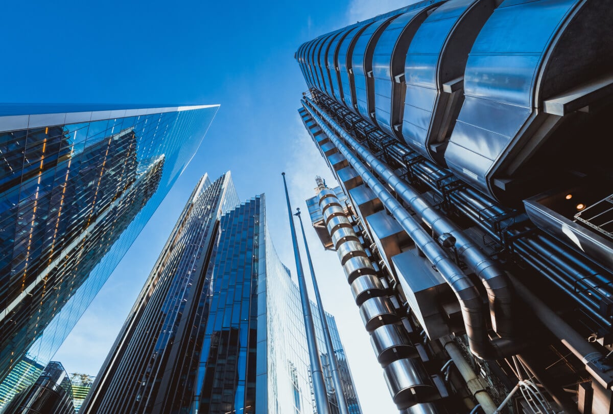 从街道视角拍摄的摩天大楼照片。