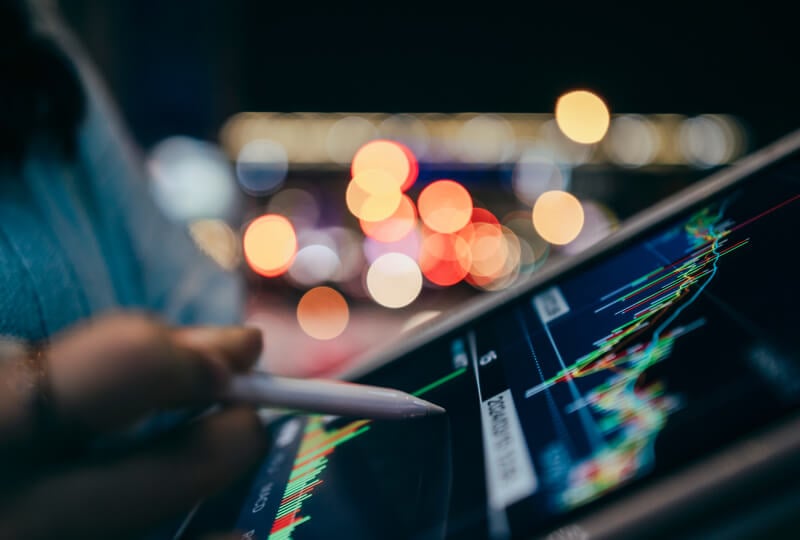 使用触控笔与平板电脑屏幕互动的人。