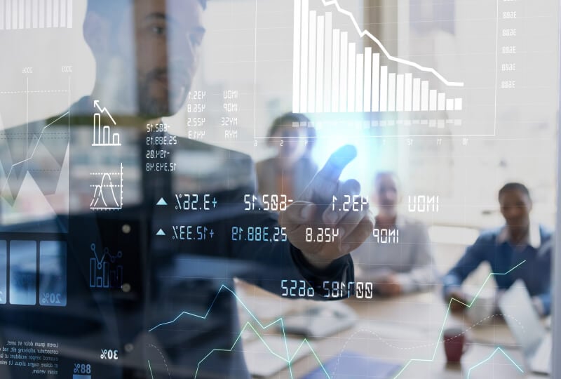 会议中与仪表盘全息图像互动的人。