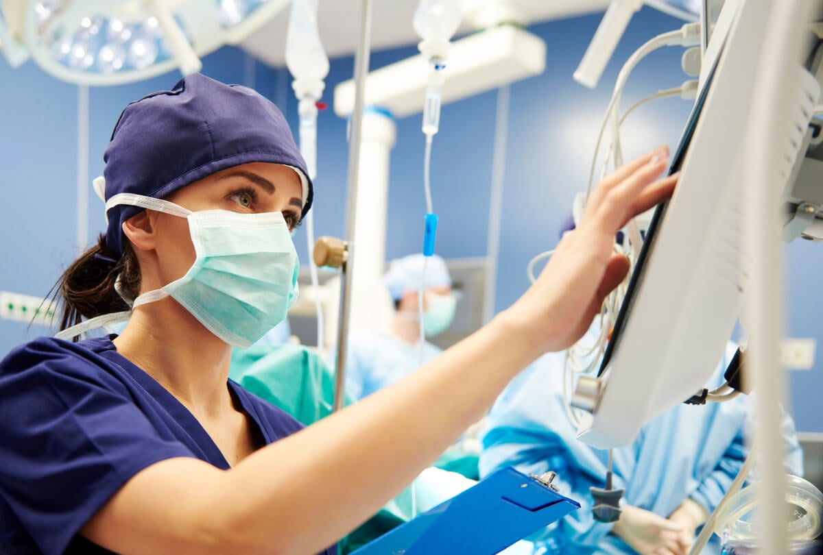 女医生在病房使用触摸屏设备