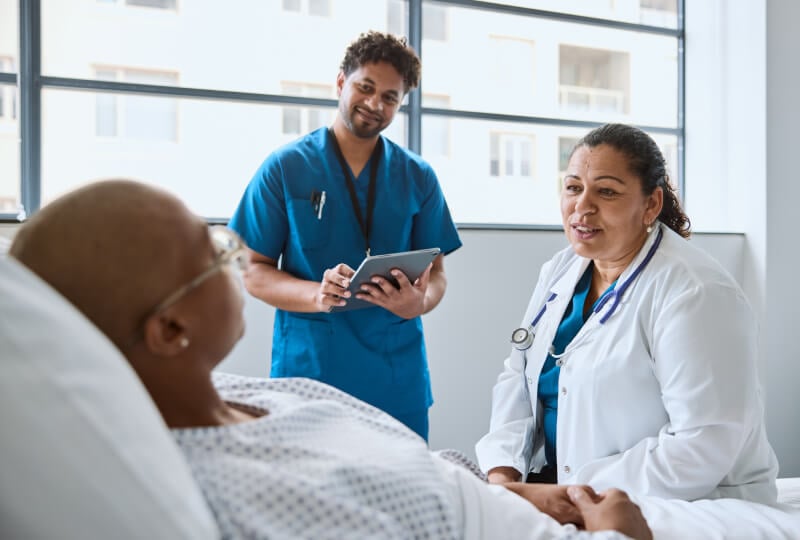 医生与护士在病床旁与患者交流