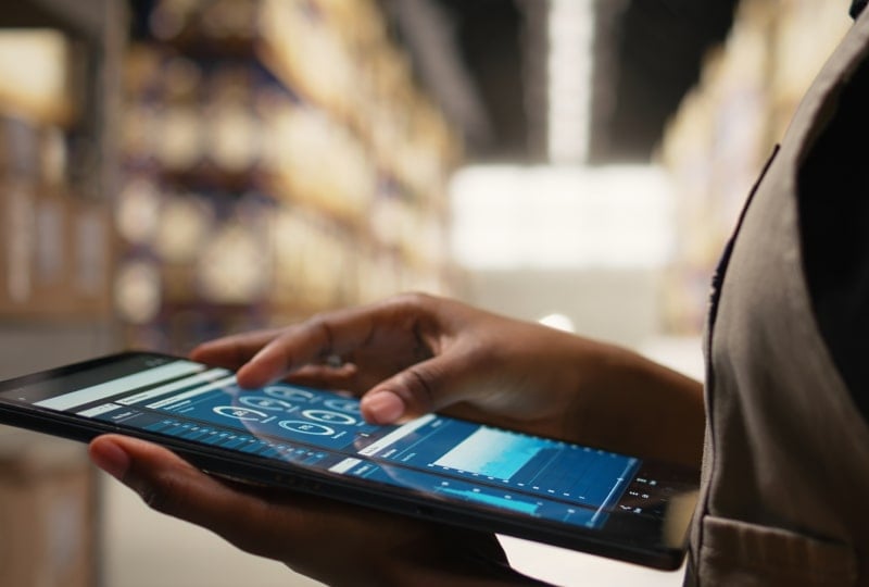 一名仓库女工正在使用平板设备。