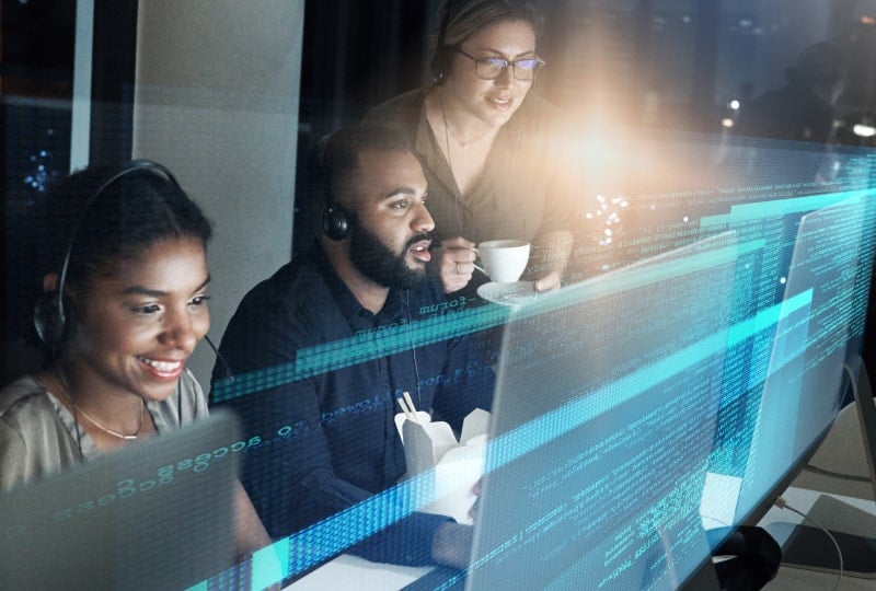 办公室员工查看显示器