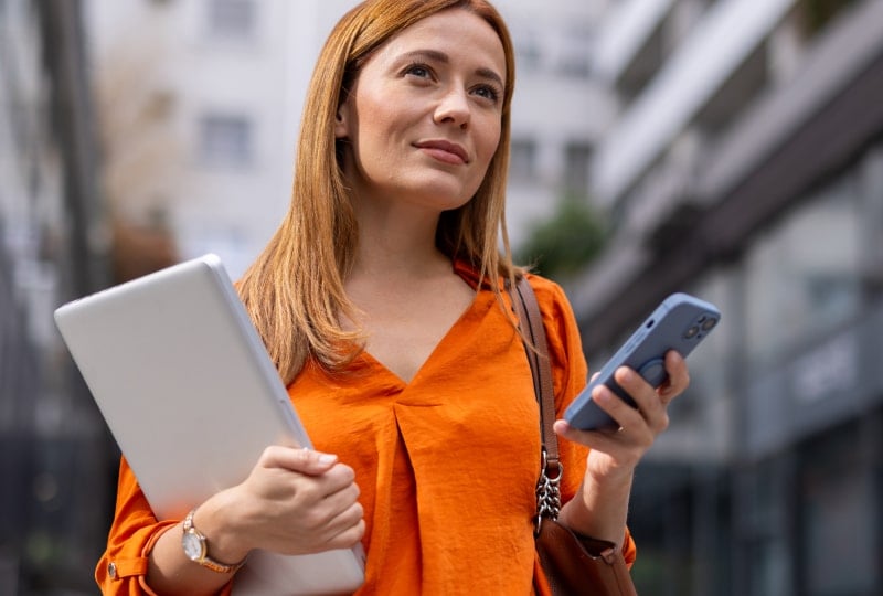 无缝接入、配置移动设备、笔记本电脑等。实施访问控制,确保法规与政策合规,同时安全高效管理设备。