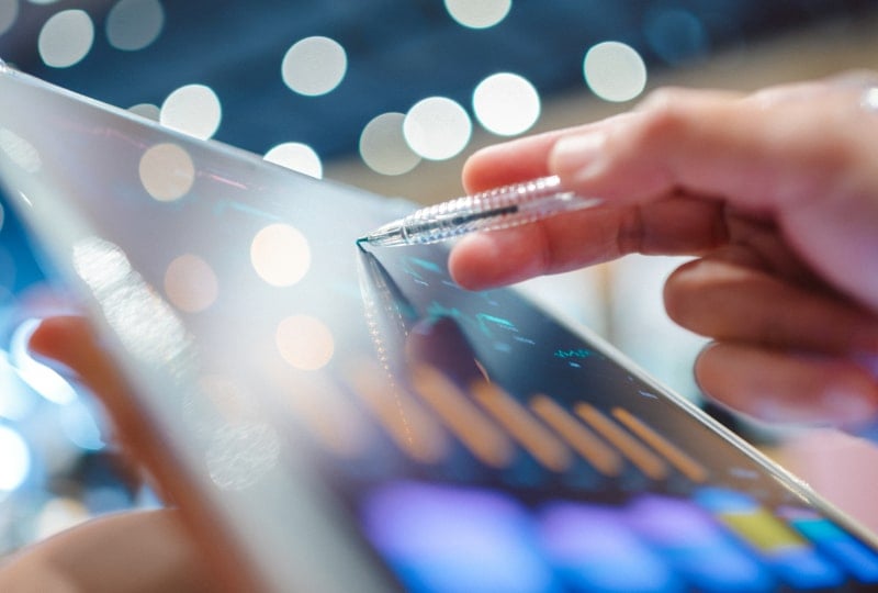 人员正在操作平板电脑