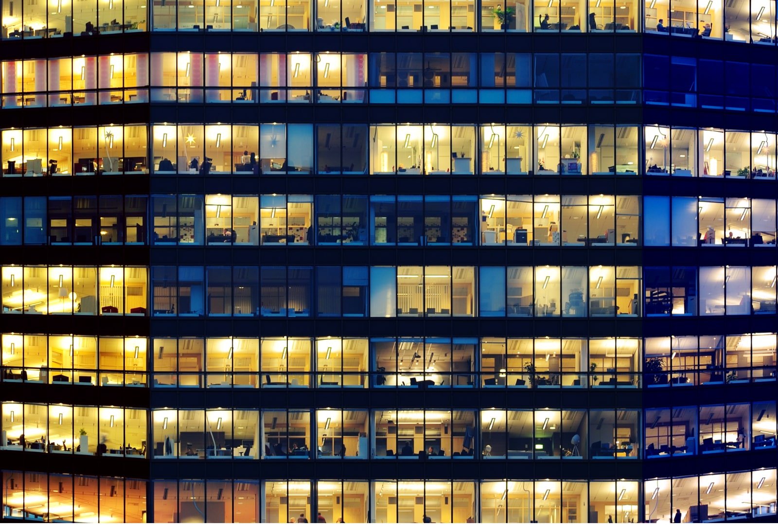 Image d’une façade d’immeuble avec des bureaux éclairés.